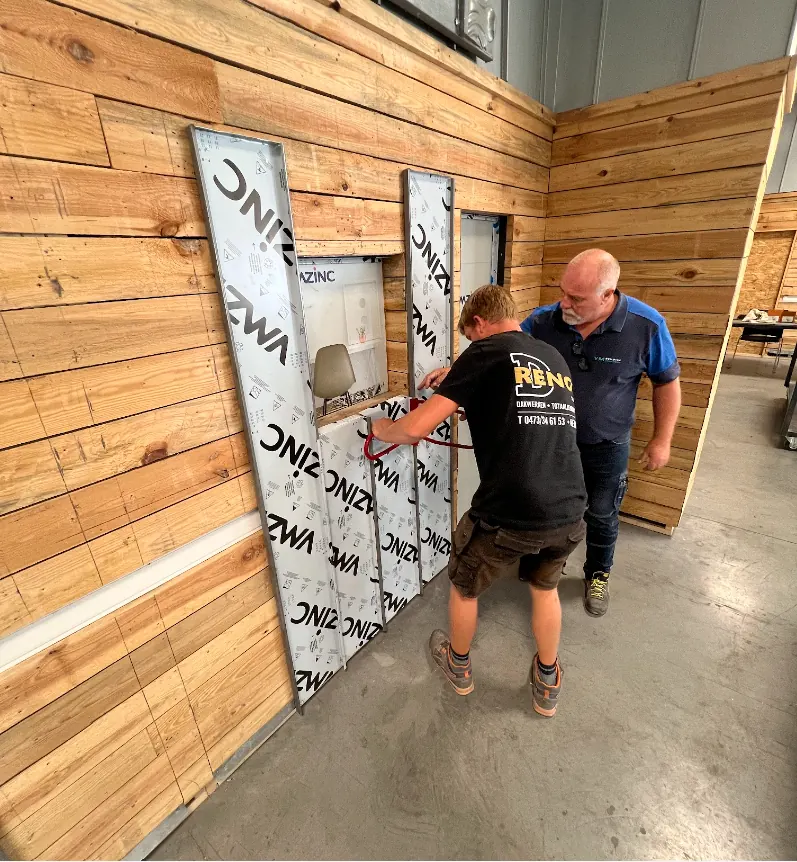 D-RENO vakmensen tijdens praktijkopleiding zinkwerk bij VM ZINC