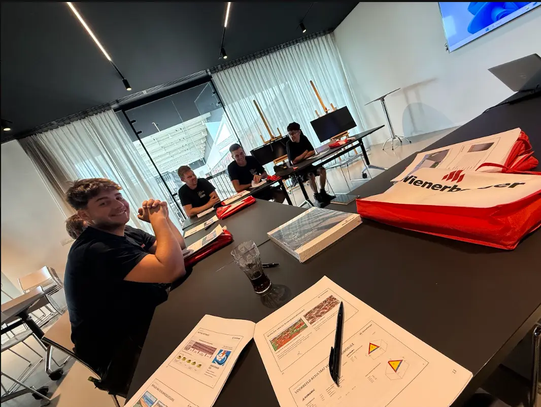 D-RENO dakwerkers tijdens een klassikale dakopleiding bij Wienerberger