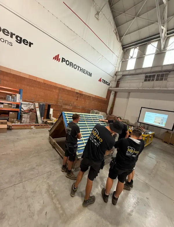Professionele dakwerkers van D-RENO bouwen een dakopstelling op tijdens de praktijkopleiding bij Wienerberger