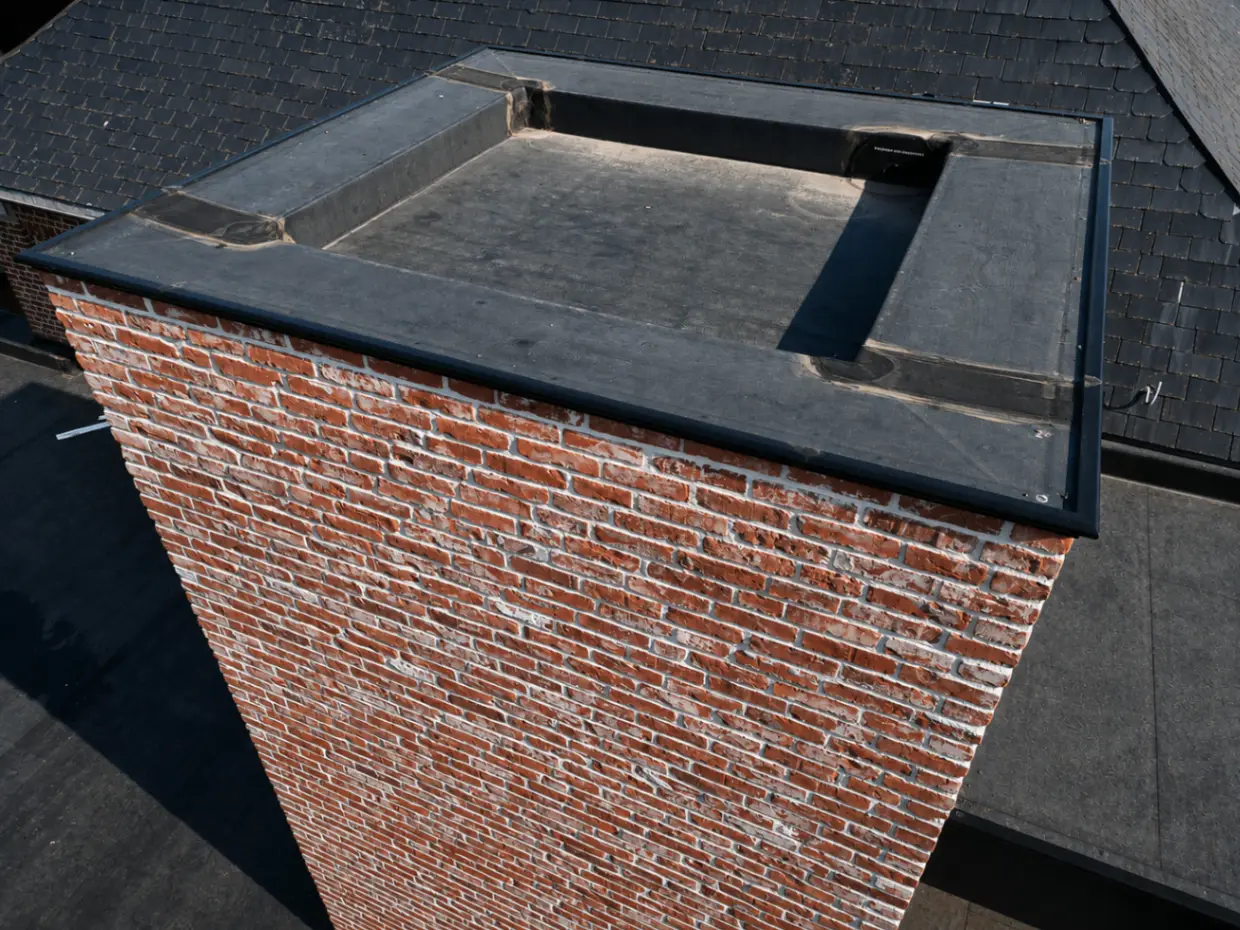 EPDM aansluiting rond de schouw en opstaande randen op De Castel