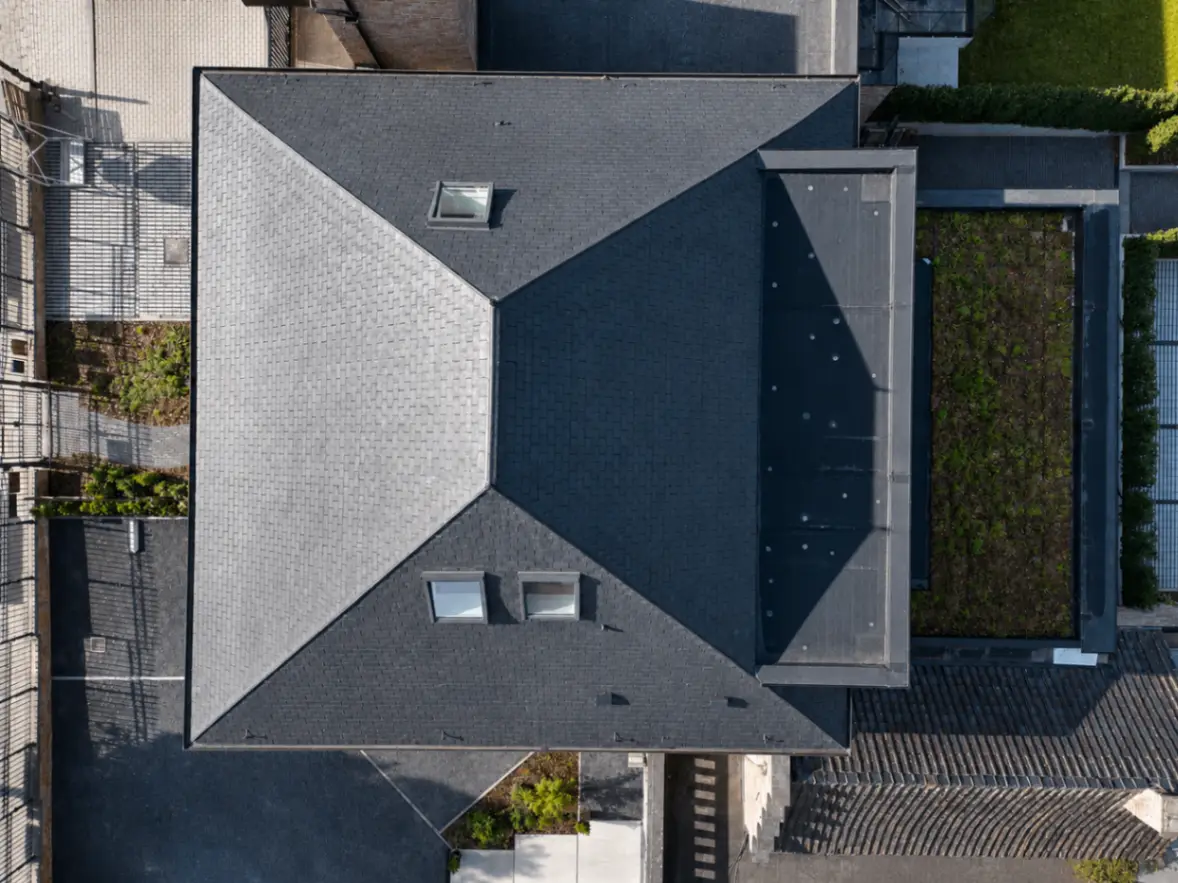 Dronebeeld van De Castel, karaktervol herenhuis met leien piramidedak in Pajottegem (Herne)