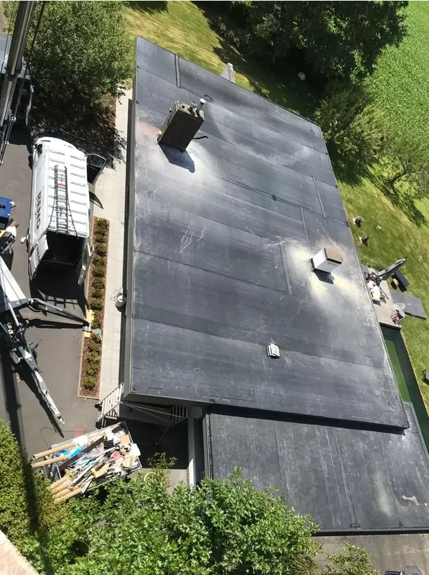 Plat dak renovatie, hoofdbeeld van het project in Pajottegem (Gooik)