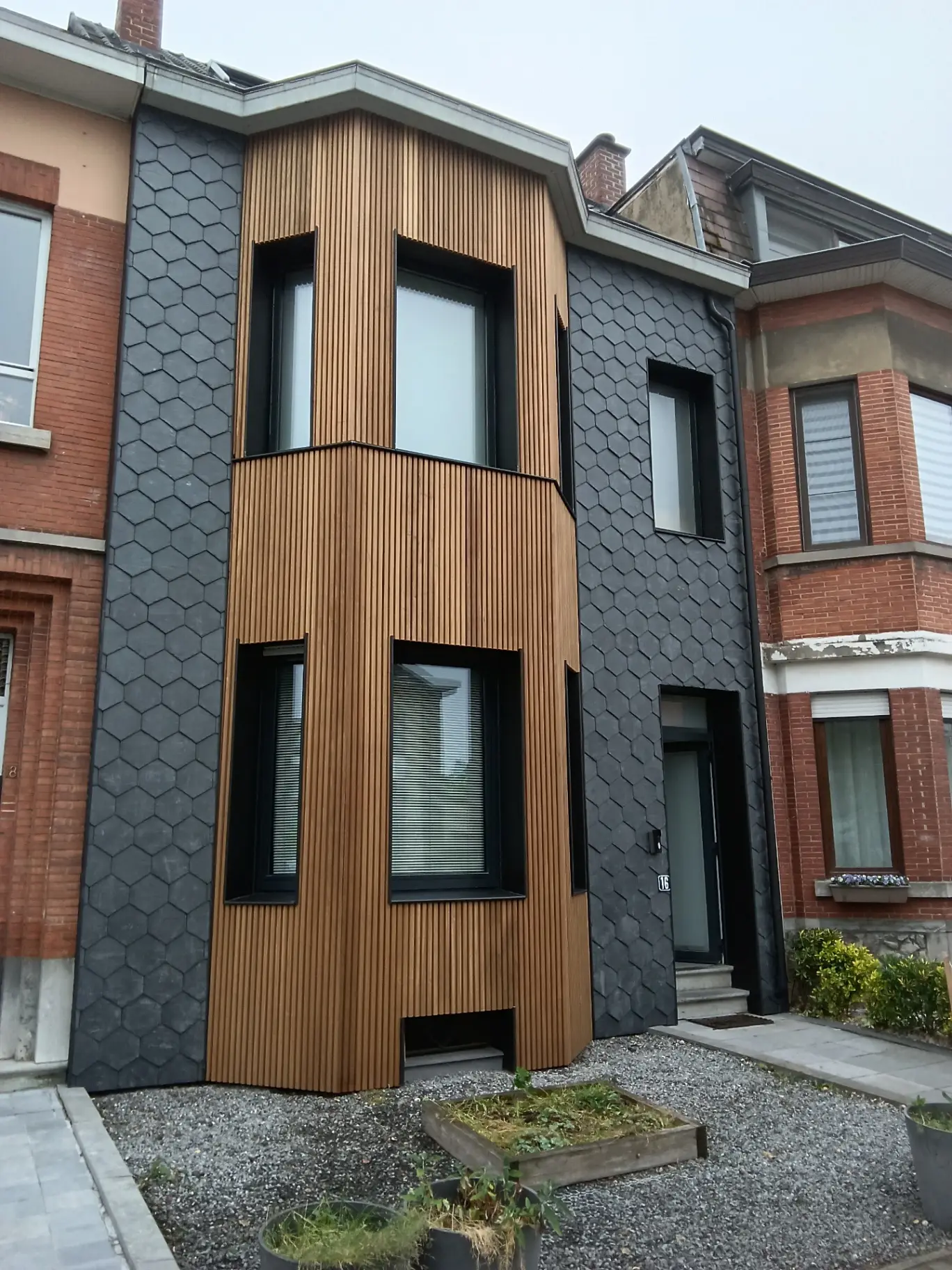 Architecturaal zicht op Honeycomb natuurleien, warm hout en maatwerk zink