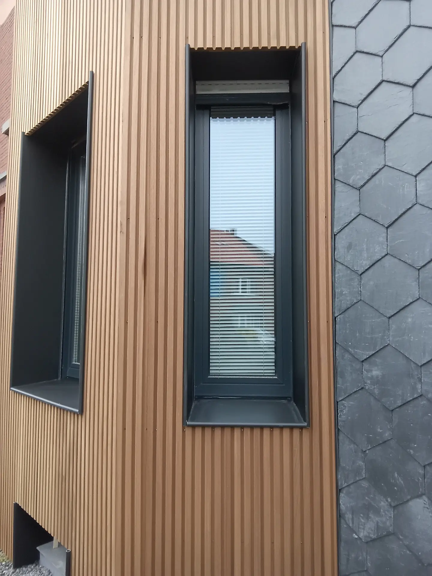 Werfbeeld van Honeycomb natuurleien, warm hout en maatwerk zink