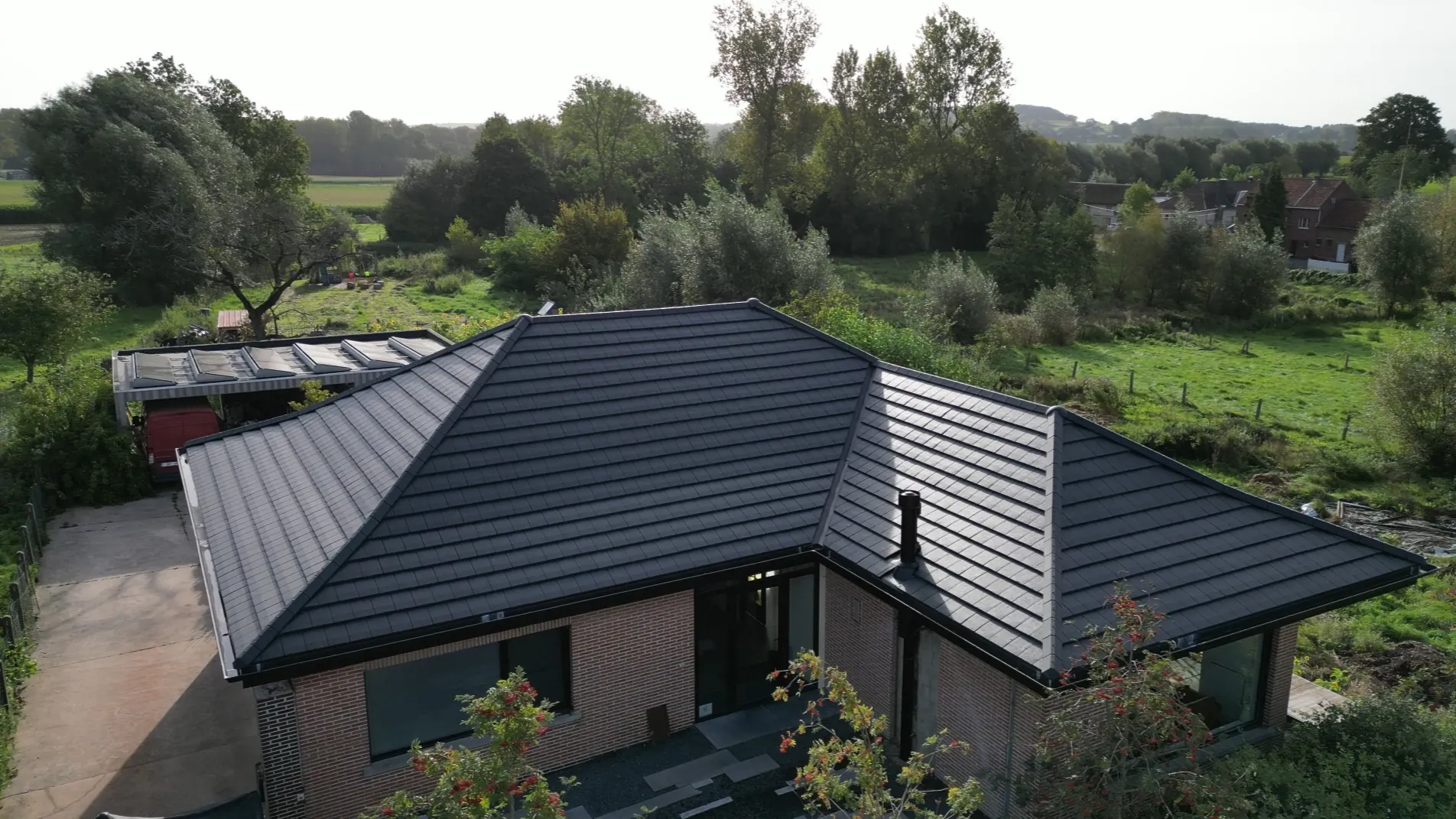Sarking roof renovation in a green oasis
