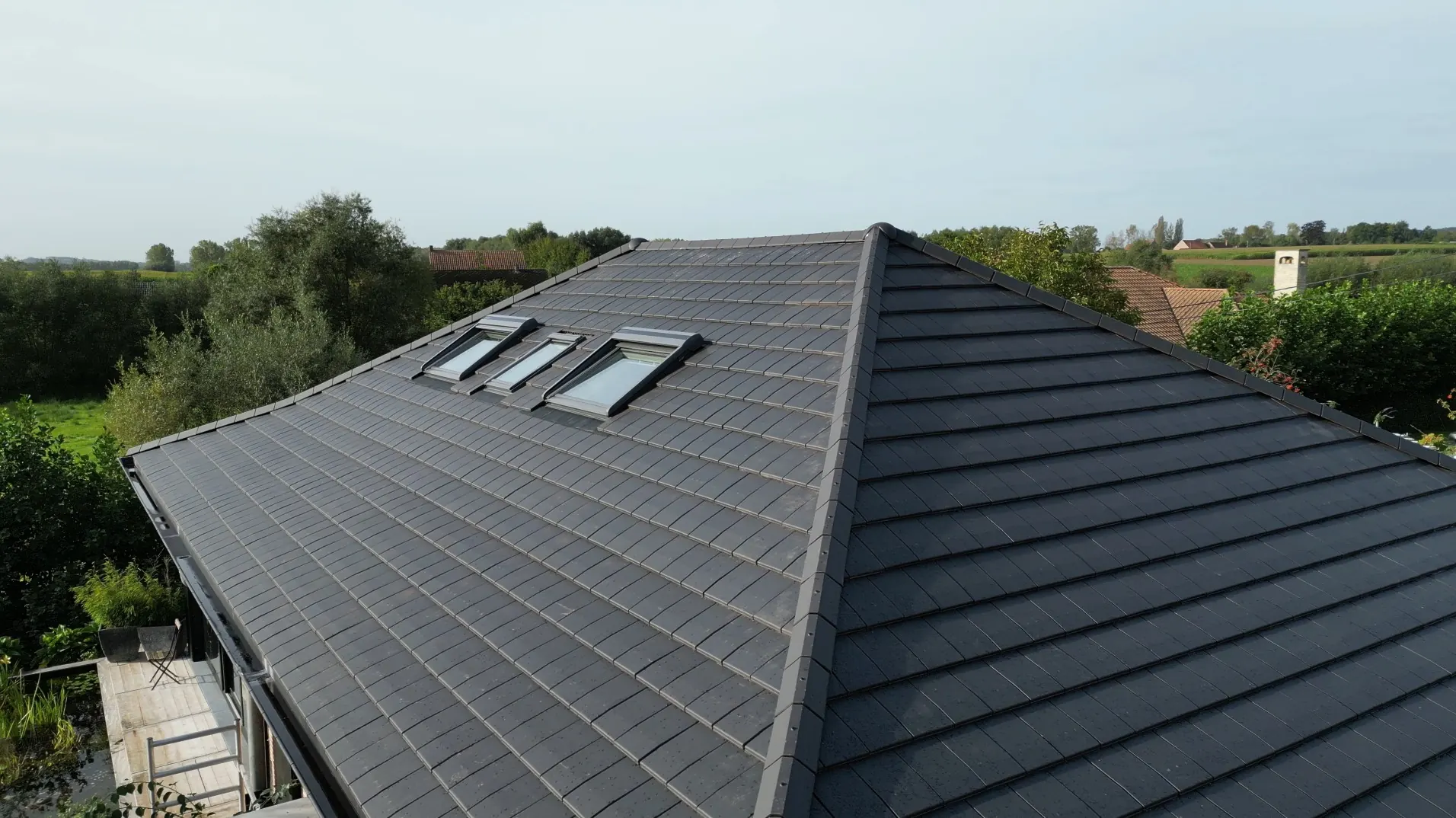 Detail van Sarking dakrenovatie in een groene oase