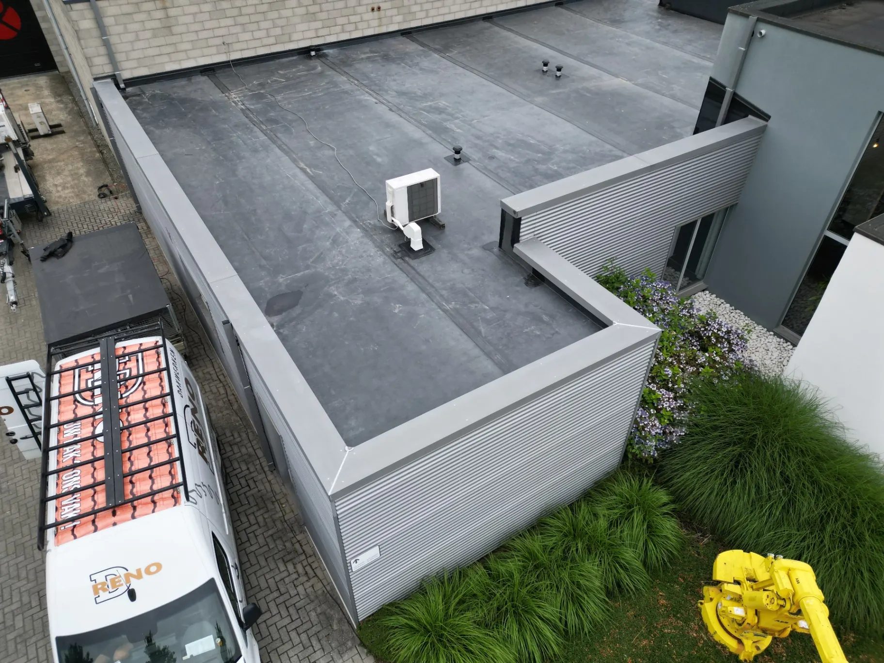 Architecturaal zicht op B2B plat dak renovatie voor Promation