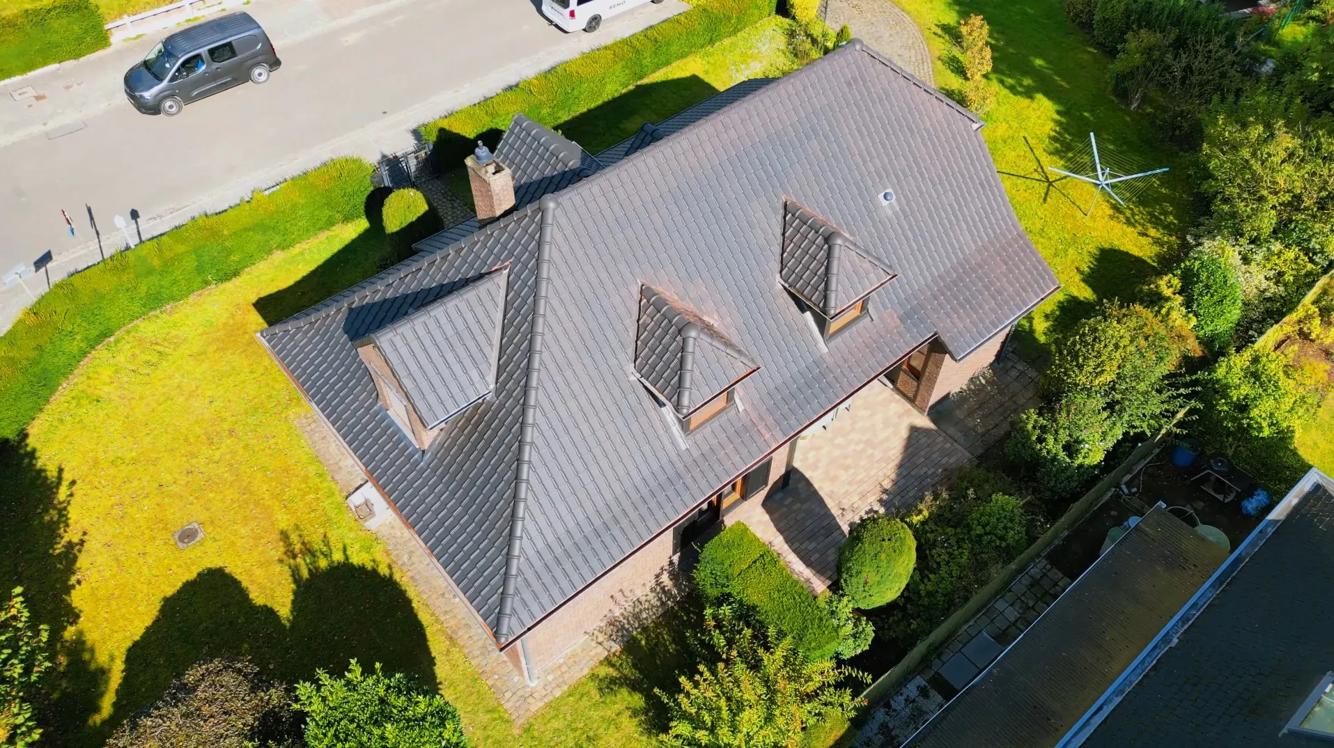 Architecturaal zicht op Dakrenovatie met Koramic mat zwart