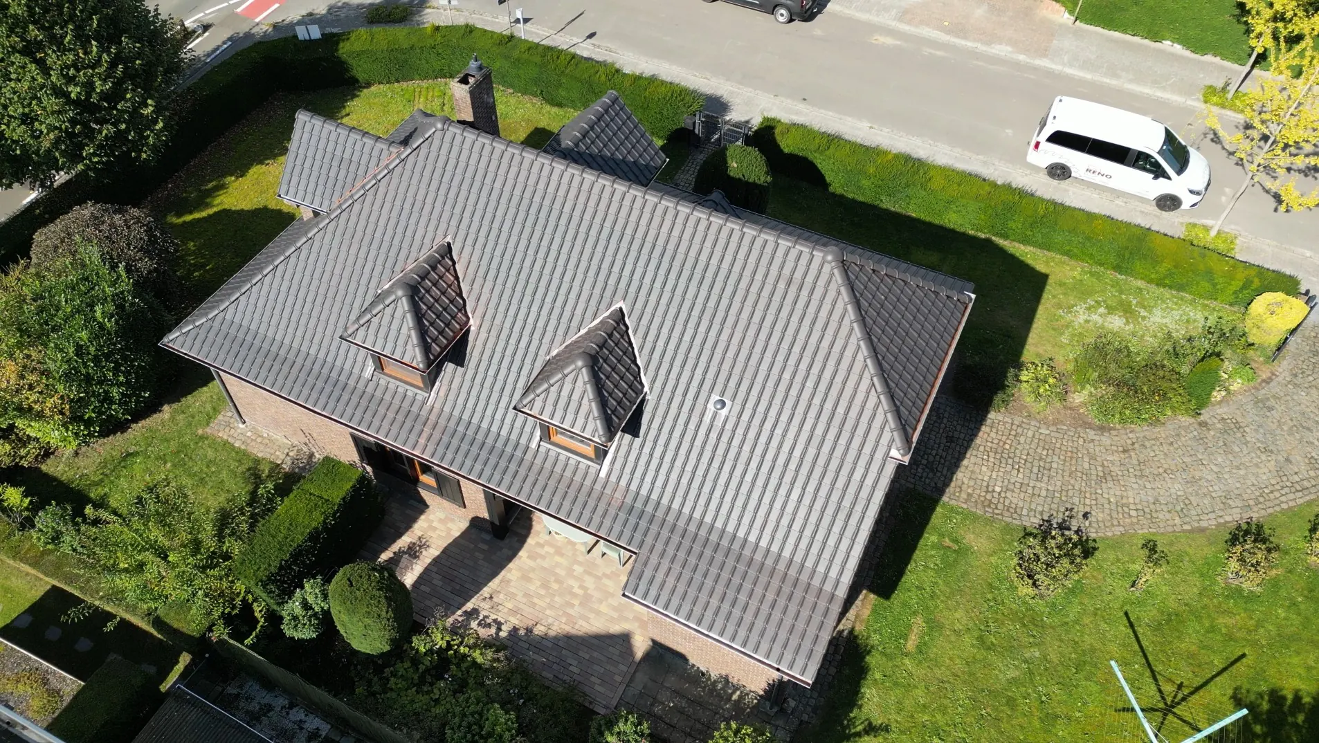 Detail van Dakrenovatie met Koramic mat zwart