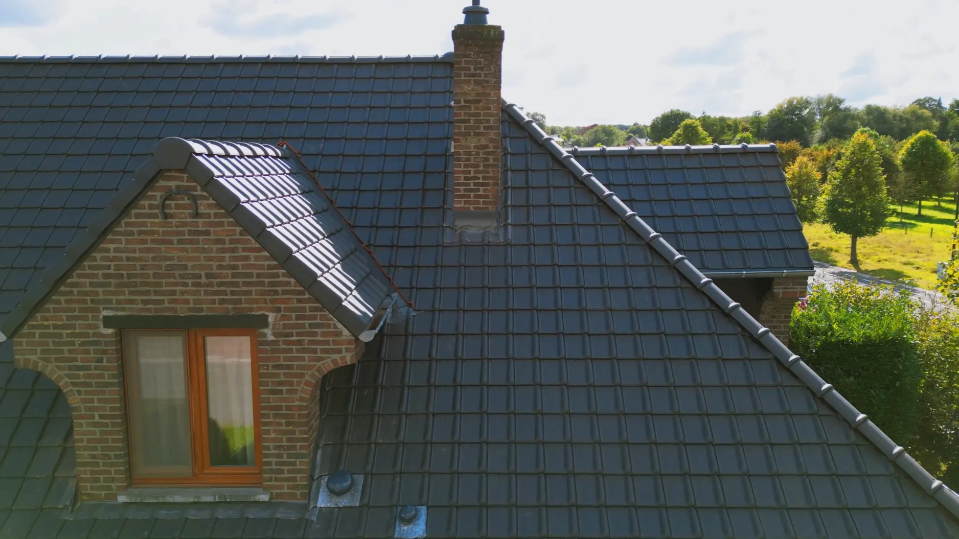 Detail van Dakrenovatie met Koramic mat zwart