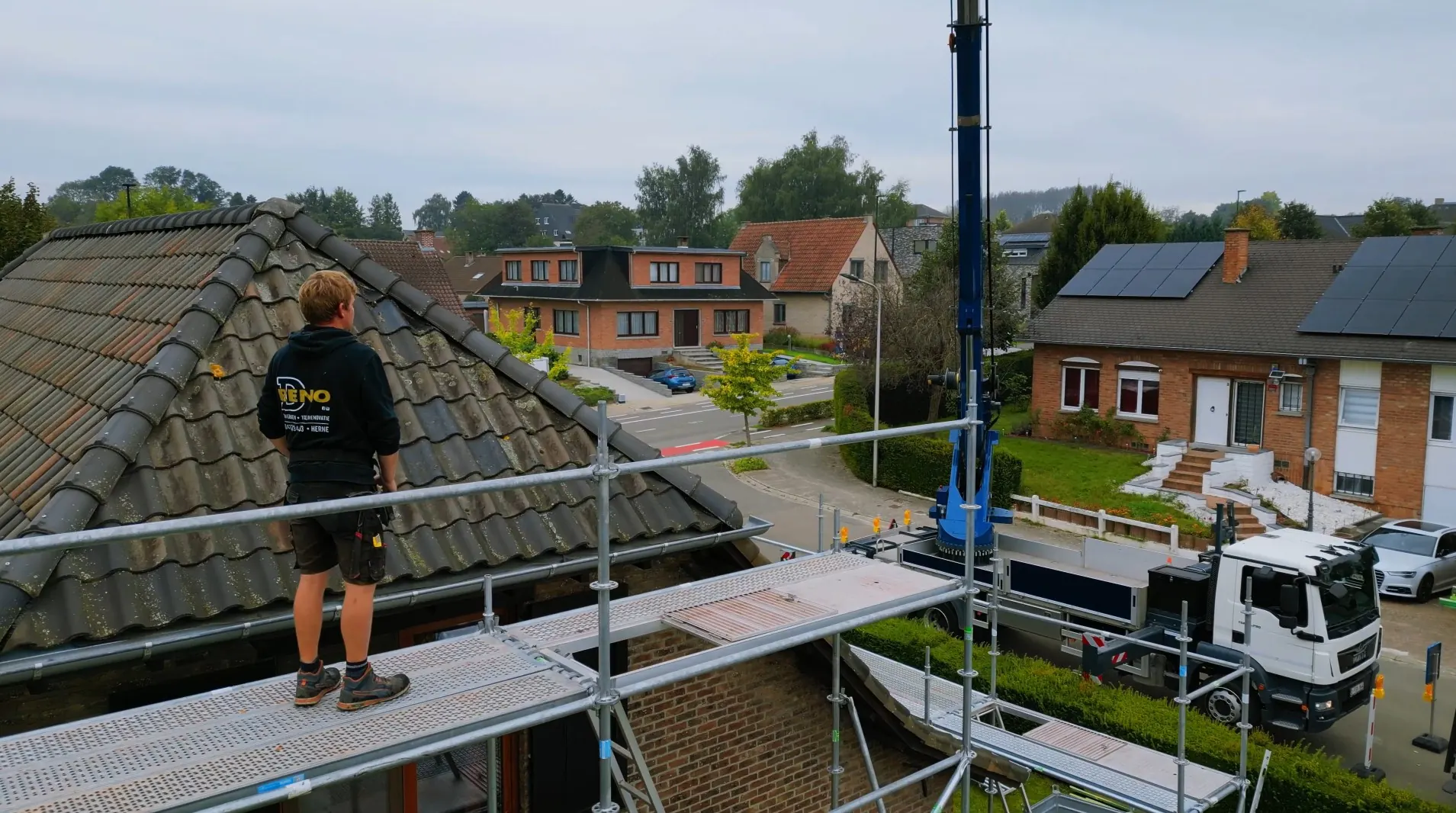 Detail van Dakrenovatie met Koramic mat zwart