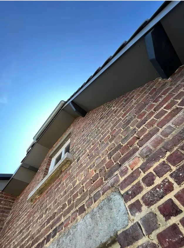 Detail van Totaalrenovatie met dakpannen, leien en zinkwerk