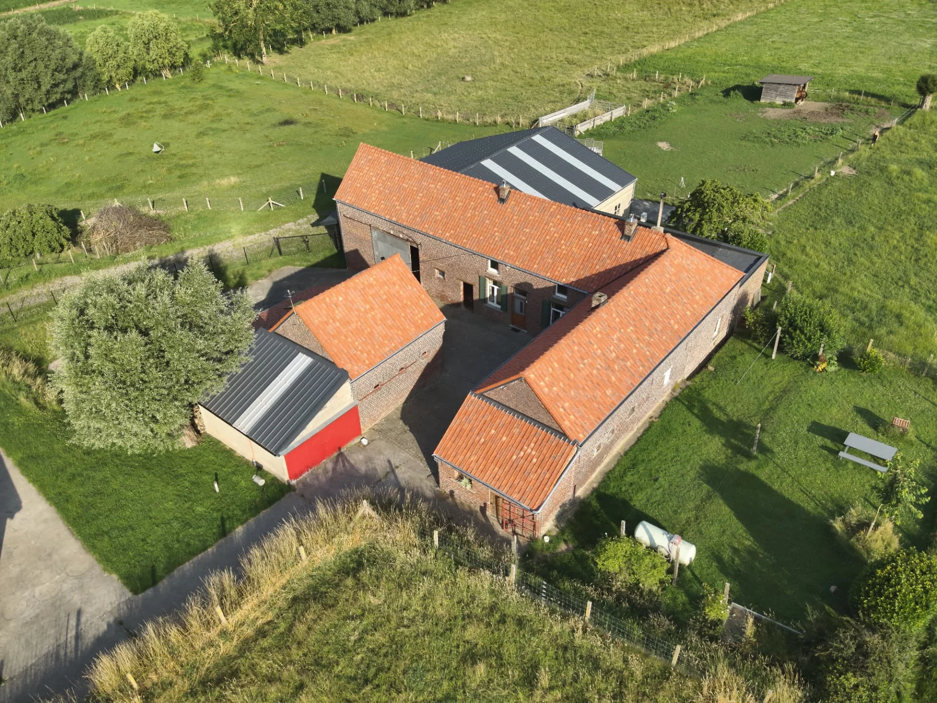 Architecturaal zicht op Totale dakrenovatie in Pajottegem